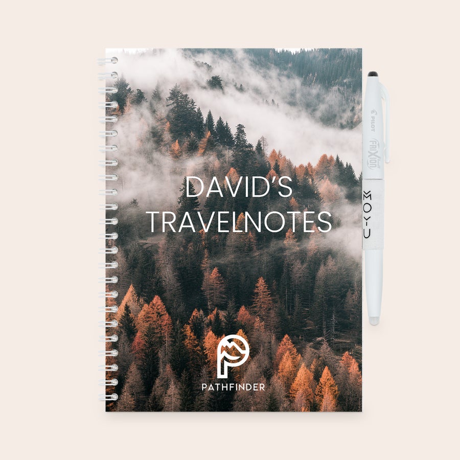Personalizowany notatnik z możliwością zmazywania MOYU Spersonalizowany notatnik MOYU zmywalny z nadrukiem górskiego krajobrazu i napisem DAVID'S TRAVELNOTES