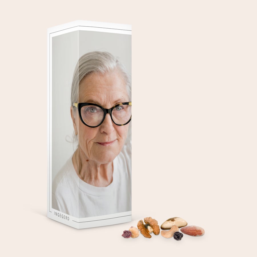 Personlig presentask - nötter Personlig presentask med nötter, tryckt med ett foto av Ing-Gerds ansikte och utvalda nötter utspridda.