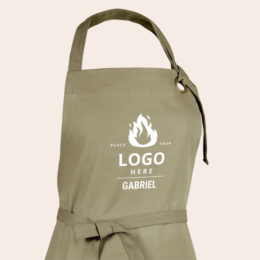 Tablier personnalisé Tablier beige personnalisé avec le nom Gabriel imprimé et un logo de flamme, idéal pour cuisiner