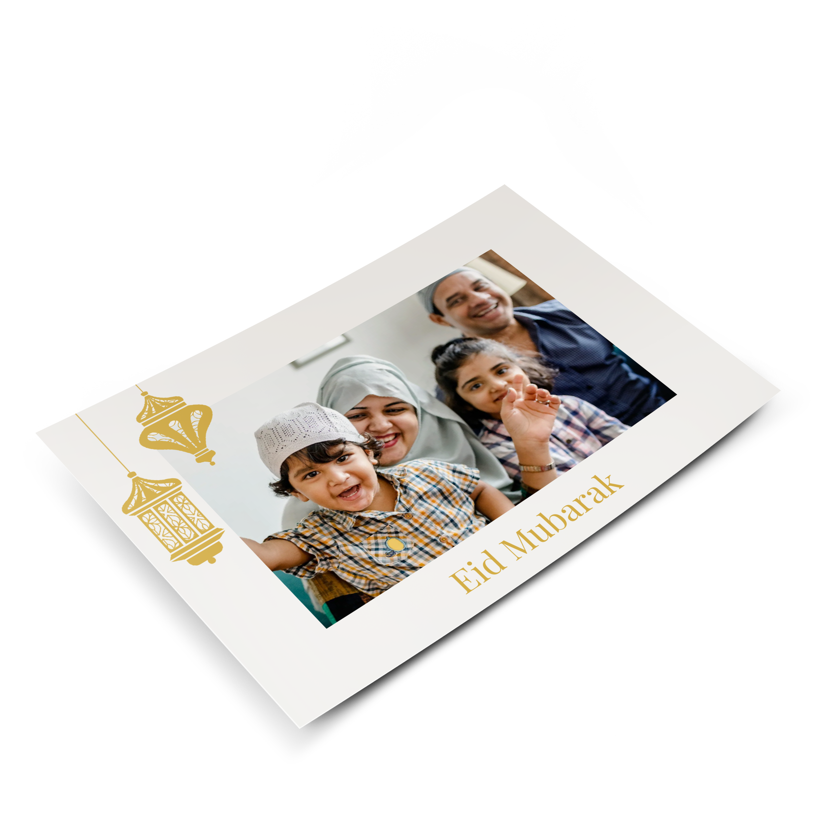 Pocztówka z własnym zdjęciem rodziny z dziećmi, napisem Eid Mubarak i motywem złotych lampionów