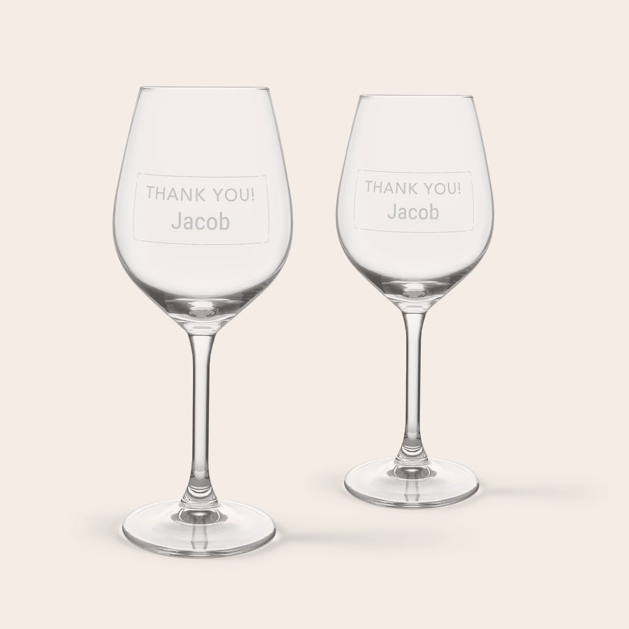 Caixa Presente de vinho com copos Duas taças de vinho personalizadas com os nomes Jacob e a mensagem Thank you, ideal para surpreender a sua cara metade