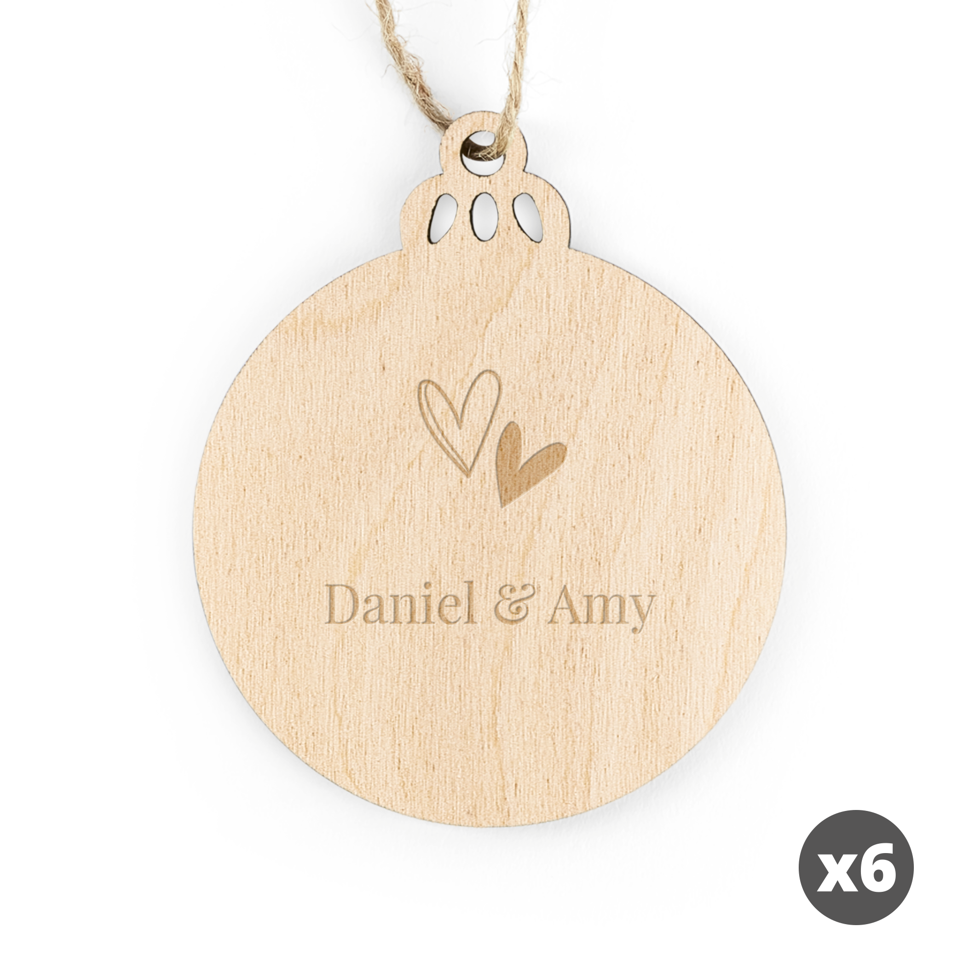 Gravírovaný drevený vianočný kruh s menami Daniel & Amy a srdiečkami, s jutovým špagátom.