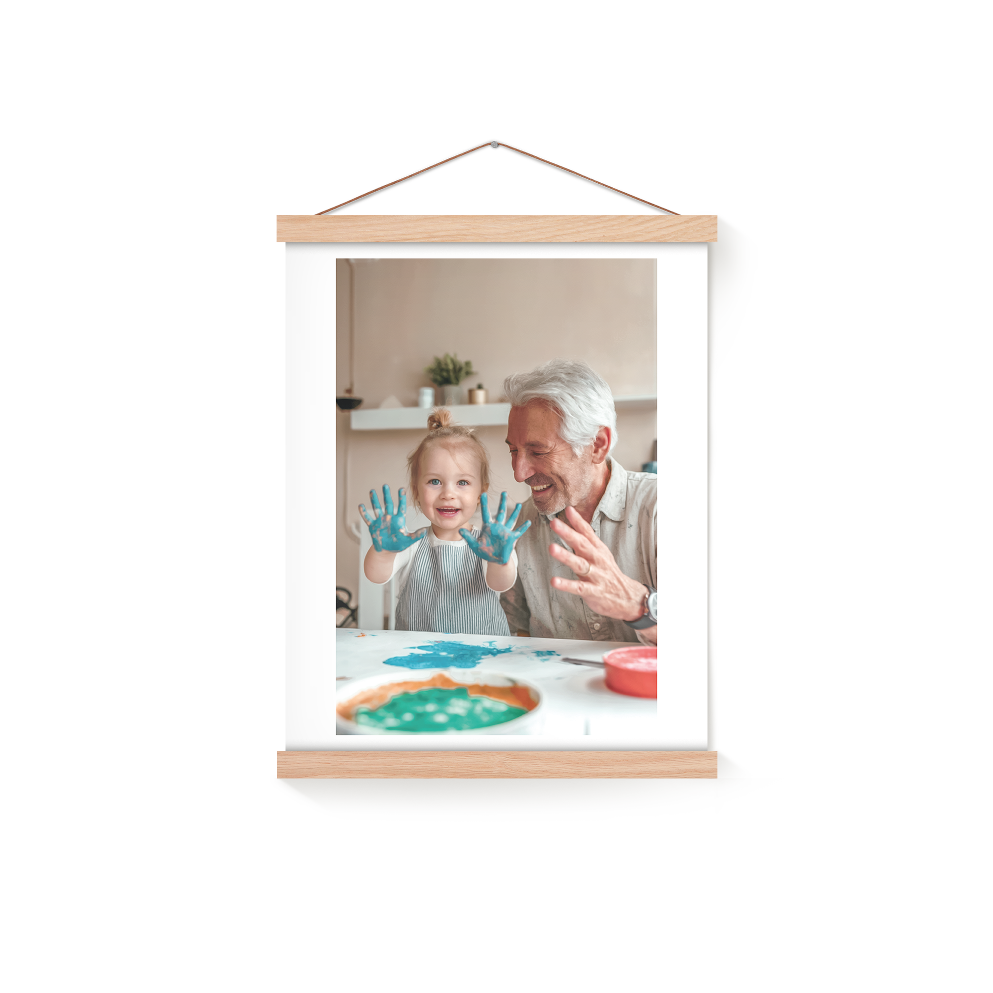Póster fotográfico personalizado con colgador magnético de roble, mostrando abuelo y nieta con manos pintadas. ¡Cuelga tu foto favorita en la pared con este práctico colgador magnético!
