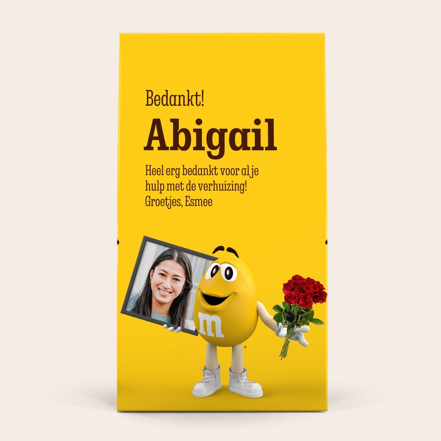 XL M&M's box personaliseren - 6 zakjes (714 gram) Gepersonaliseerde gele XL M&M's giftbox bedrukt met de naam Abigail, een foto en bedanktekst.