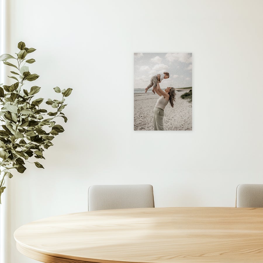 Fotografie pe forex O fotografie personalizată pe Forex cu o mamă și un bebeluș la plajă, un cadou decorativ de perete.