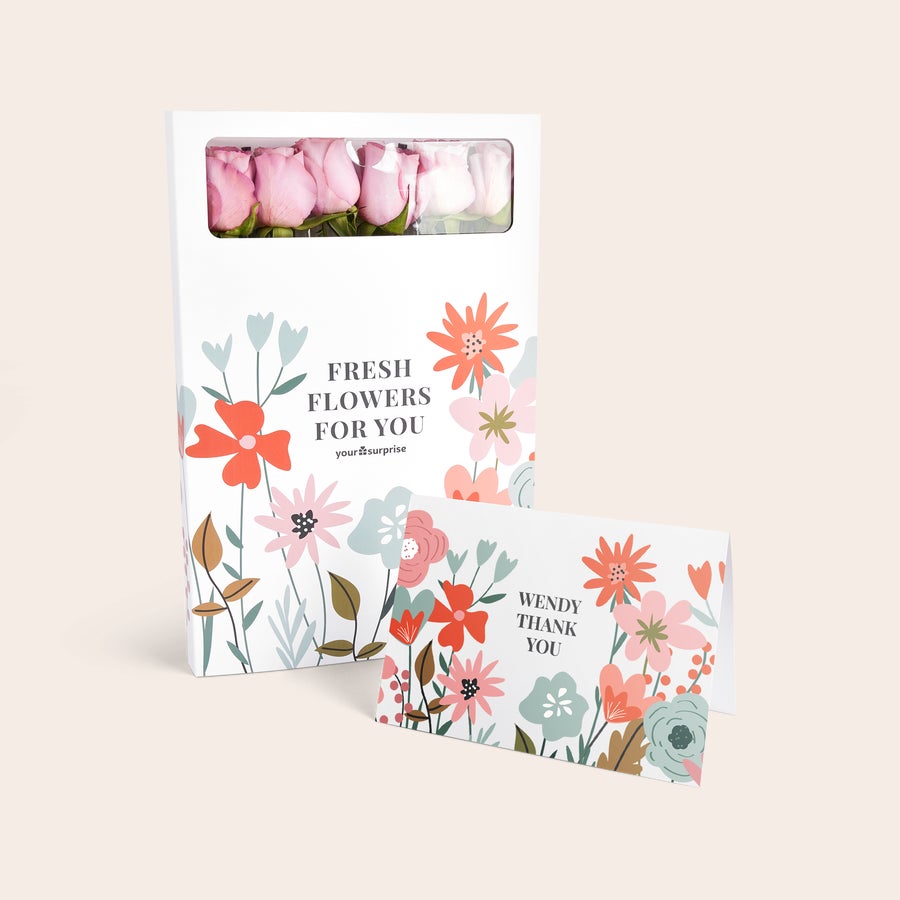Brievenbusbloemen: rozen Witte brievenbusbloemen met roze rozen en een gepersonaliseerde kaart, bedrukt met de tekst 'WENDY THANK YOU'.
