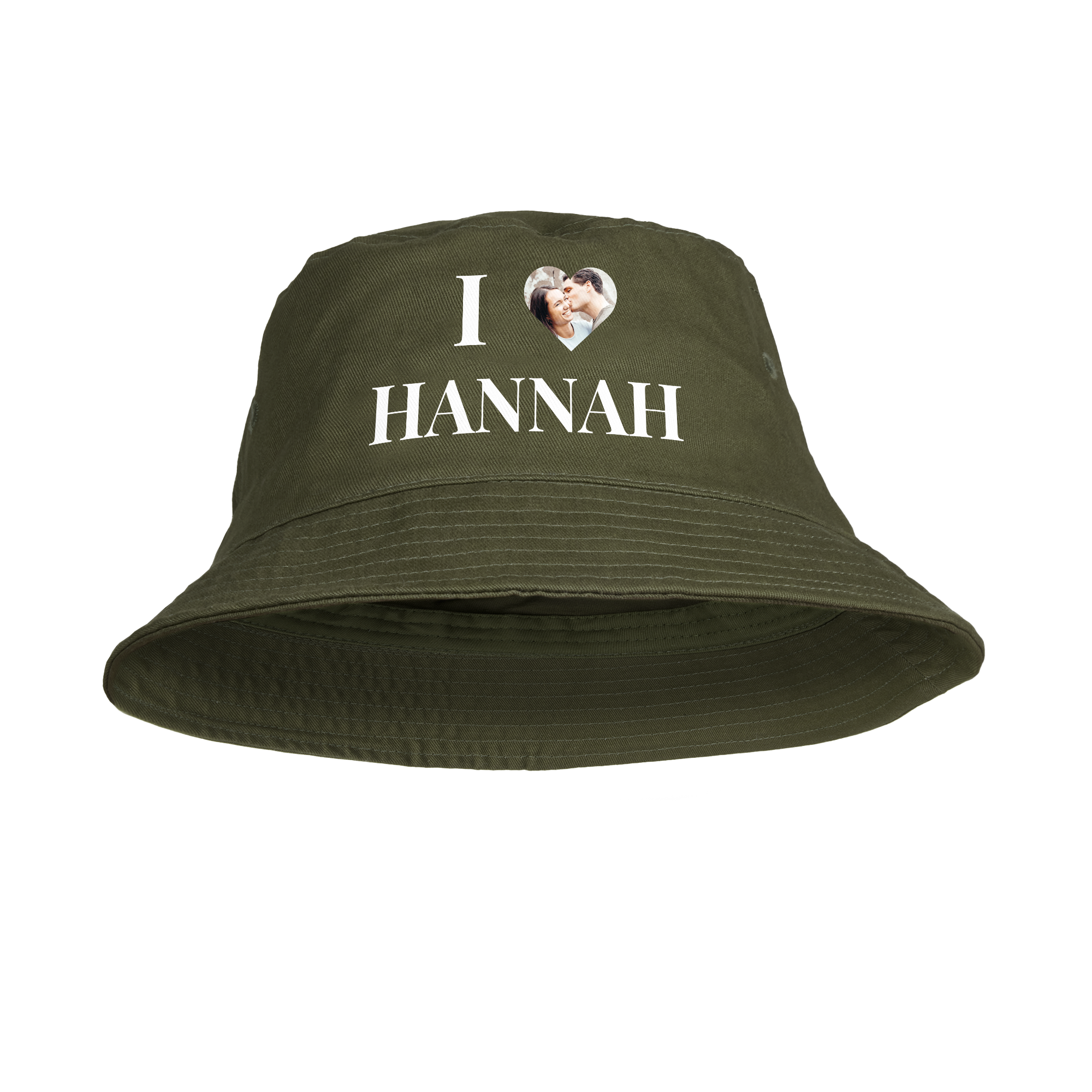 Personaliziran klobuk z vedro v oljčno zeleni barvi, potiskan z "I love Hannah" in fotografijo para v srcu.