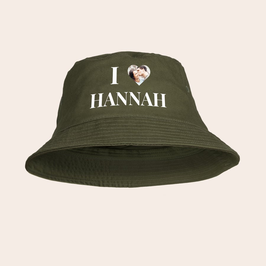 Sončna kapa Personaliziran klobuk z vedro v oljčno zeleni barvi, potiskan z "I love Hannah" in fotografijo para v srcu.