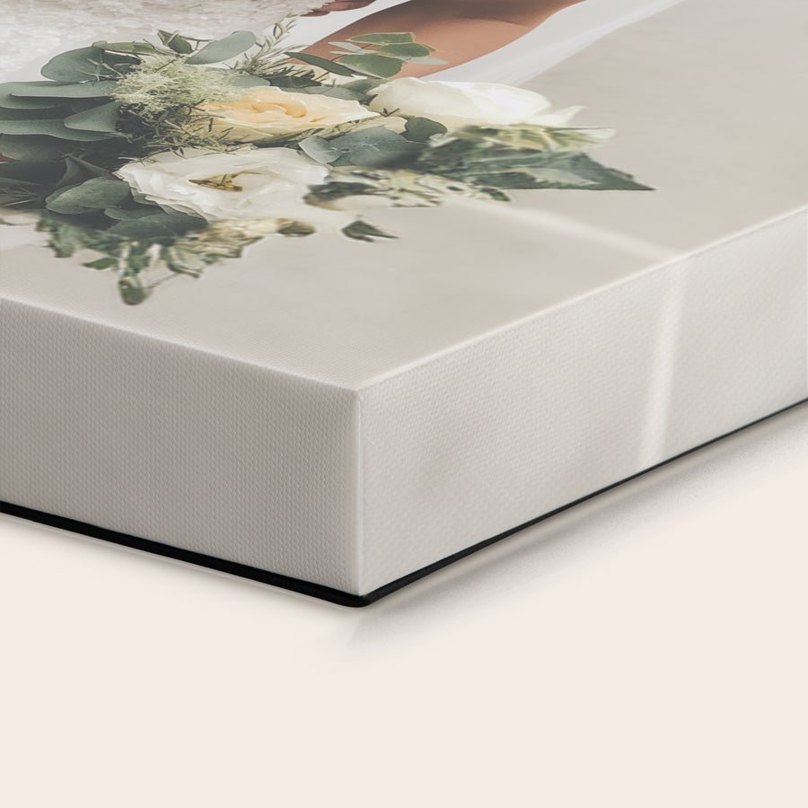 Personalizirano platno Visokokakovostno personalizirano platno s fotografijo šopka belih in rumenih vrtnic, natisnjeno v barvah na lesen okvir.