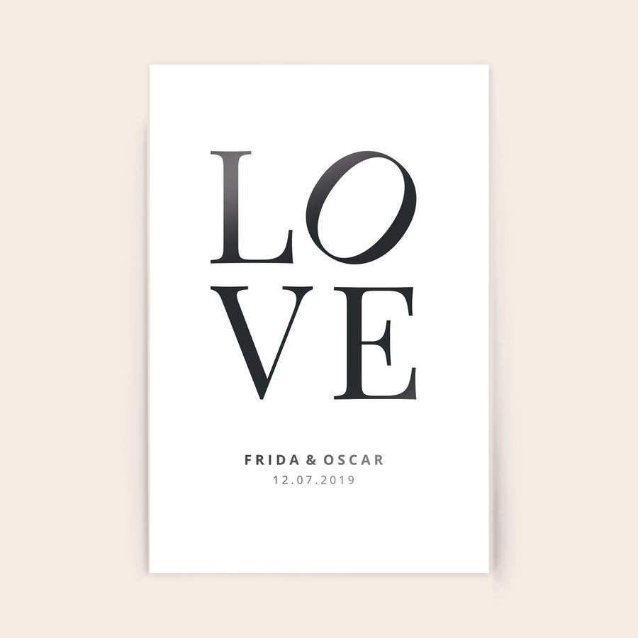 Foto på akryl Akryl fotoprint med ordet LOVE, navnene Frida & Oscar og datoen 12.07.2019, som et minneverdig øyeblikk