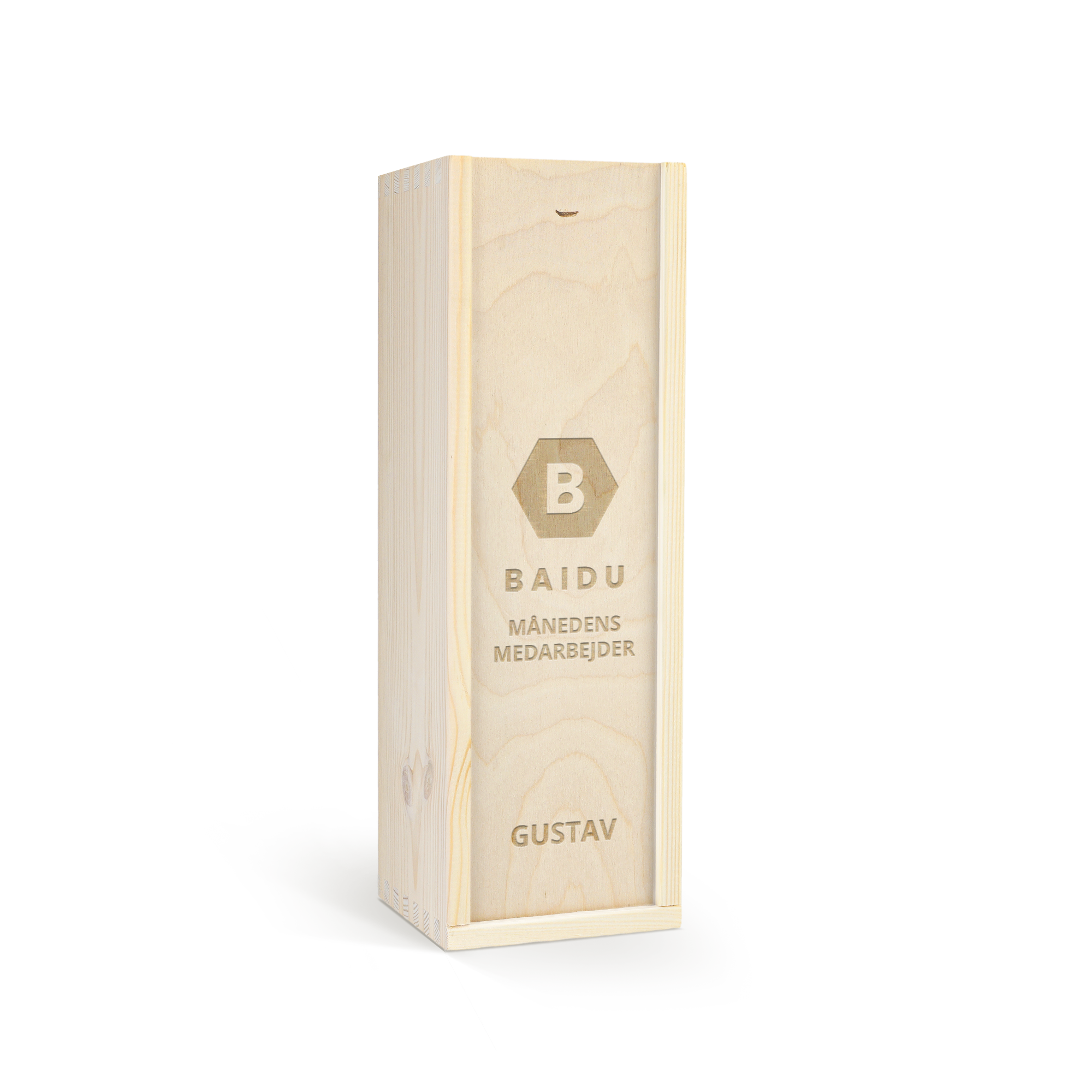 Personlig vinboks af træ med en flaske Vintense 0% vin, graveret med teksten "BAIDU MÅNEDENS MEDARBEJDER GUSTAV"