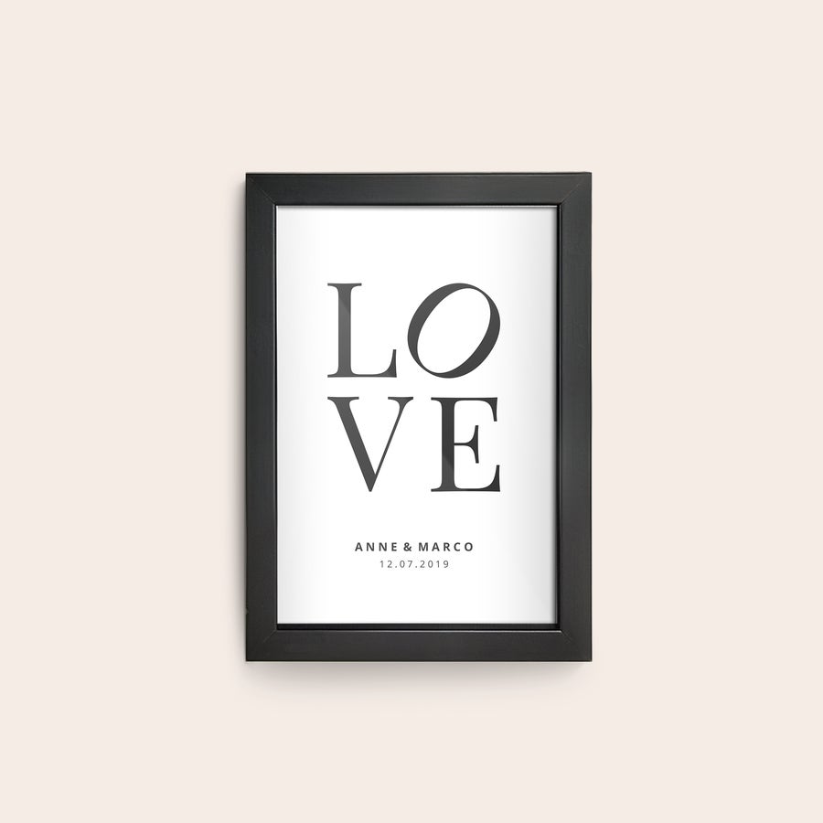 Fotodruck mit Rahmen Foto mit Rahmen in Schwarz mit personalisiertem Text Love Anne & Marco 12.07.2019, gedruckt auf Posterpapier
