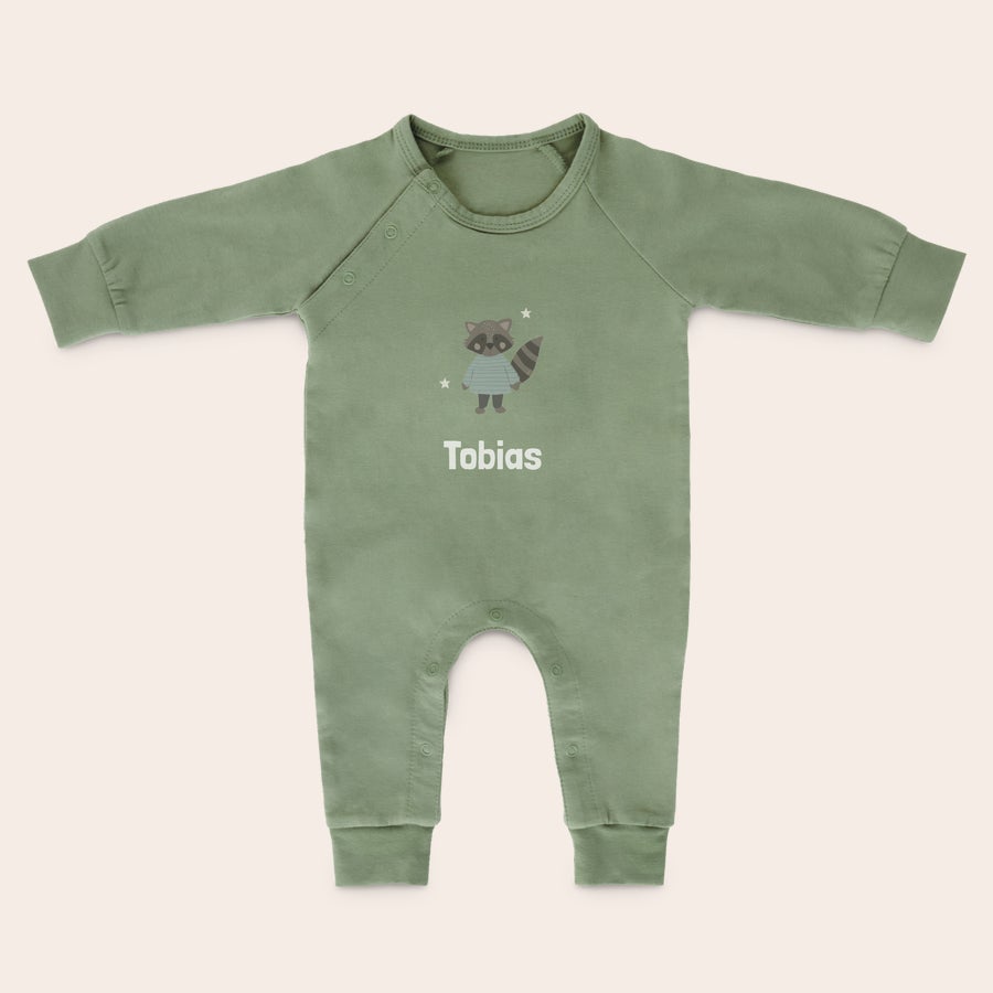 Boxpakje bedrukken Zelf ontworpen groen boxpakje bedrukt met wasbeer en de naam Tobias. Heerlijk trappelen in dit boxpakje.