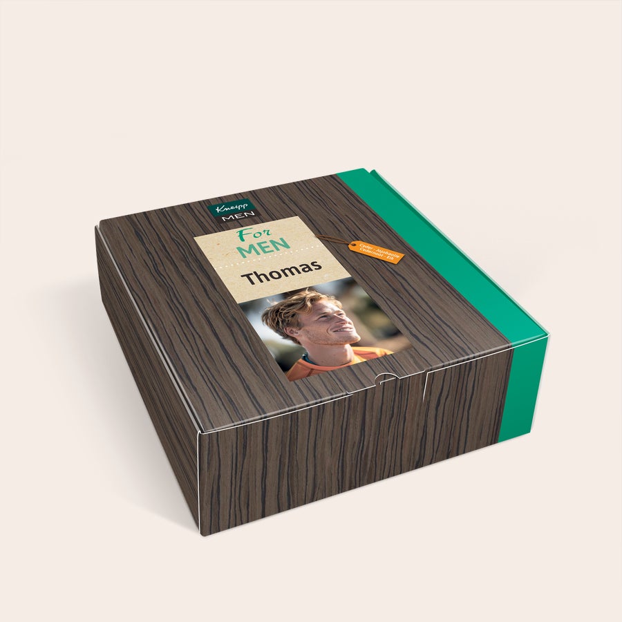 Henkilökohtainen Kneipp-lahjasetti miehille - Kneipp design Kneipp Men lahjapakkaus omalla kuvalla ja nimellä Thomas, kylpytuotteita kotikylpylään