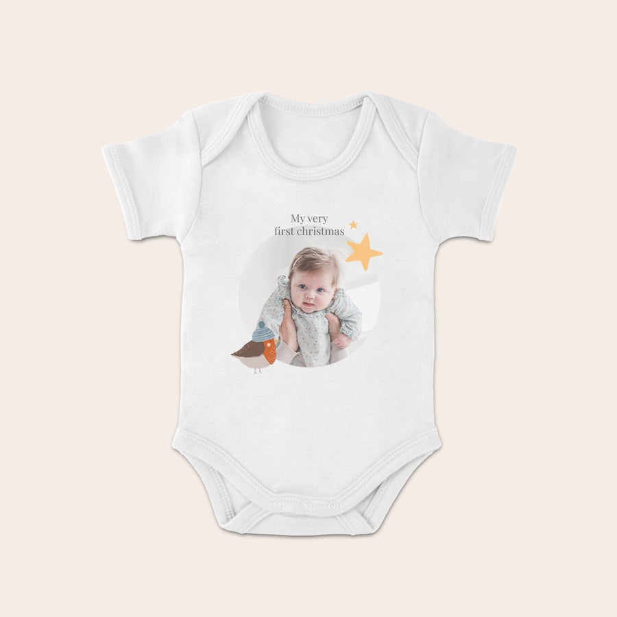 Primul body de Crăciun al bebelușului Salopetă albă de Crăciun pentru bebeluși, imprimată cu o fotografie și textul "My very first Christmas", alături de un design vesel cu păsări și stele, perfectă pentru primul Crăciun al bebelușului tău.