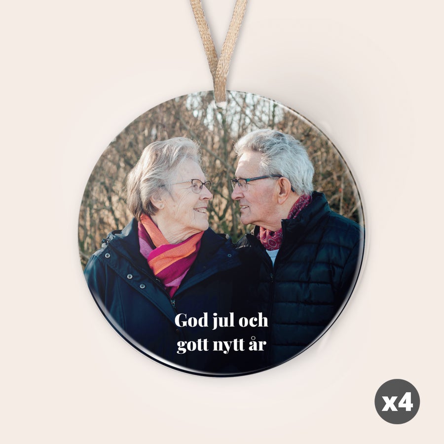 Personliga plexiglas julprydnader Rund, personlig julpynt i plexiglas med foto av ett äldre par och texten God jul och gott nytt år, tryckt med UV-teknik.