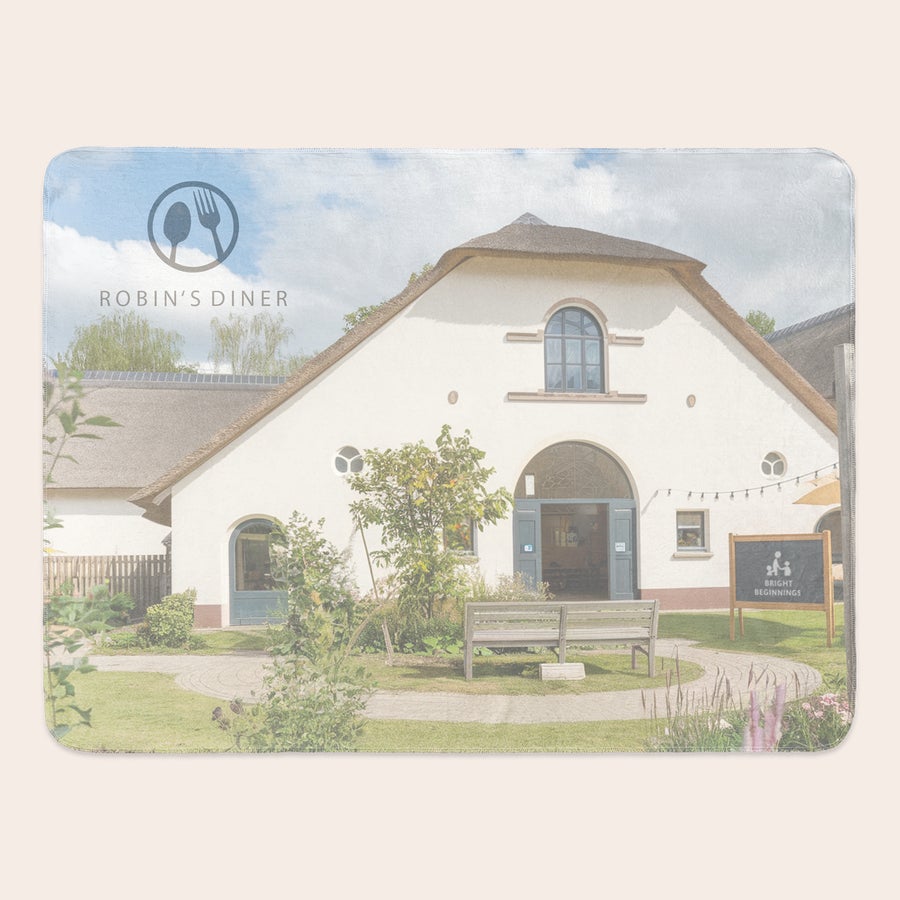 Fleecedeken bedrukken Witte fleecedeken bedrukt met een foto van een wit huis, gras en de tekst Robin's Diner