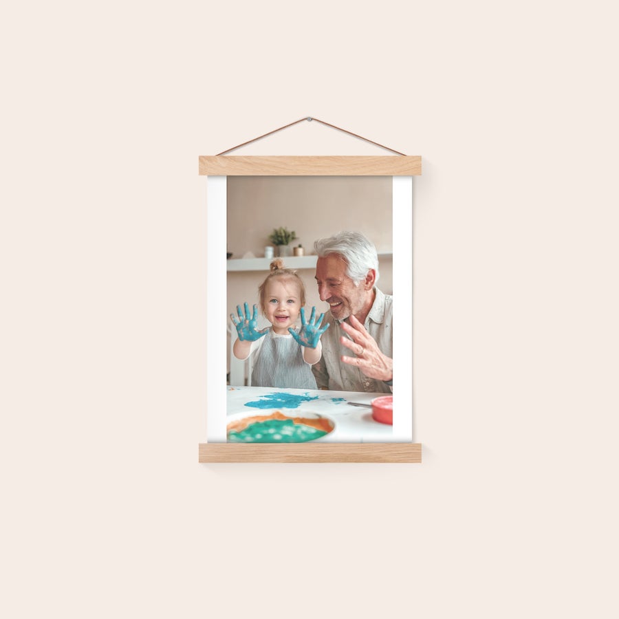 Poster  Personalizzato con Cornice da Appendere Poster da parete personalizzato con una foto di una bambina sorridente e un nonno, stampato su carta di qualità