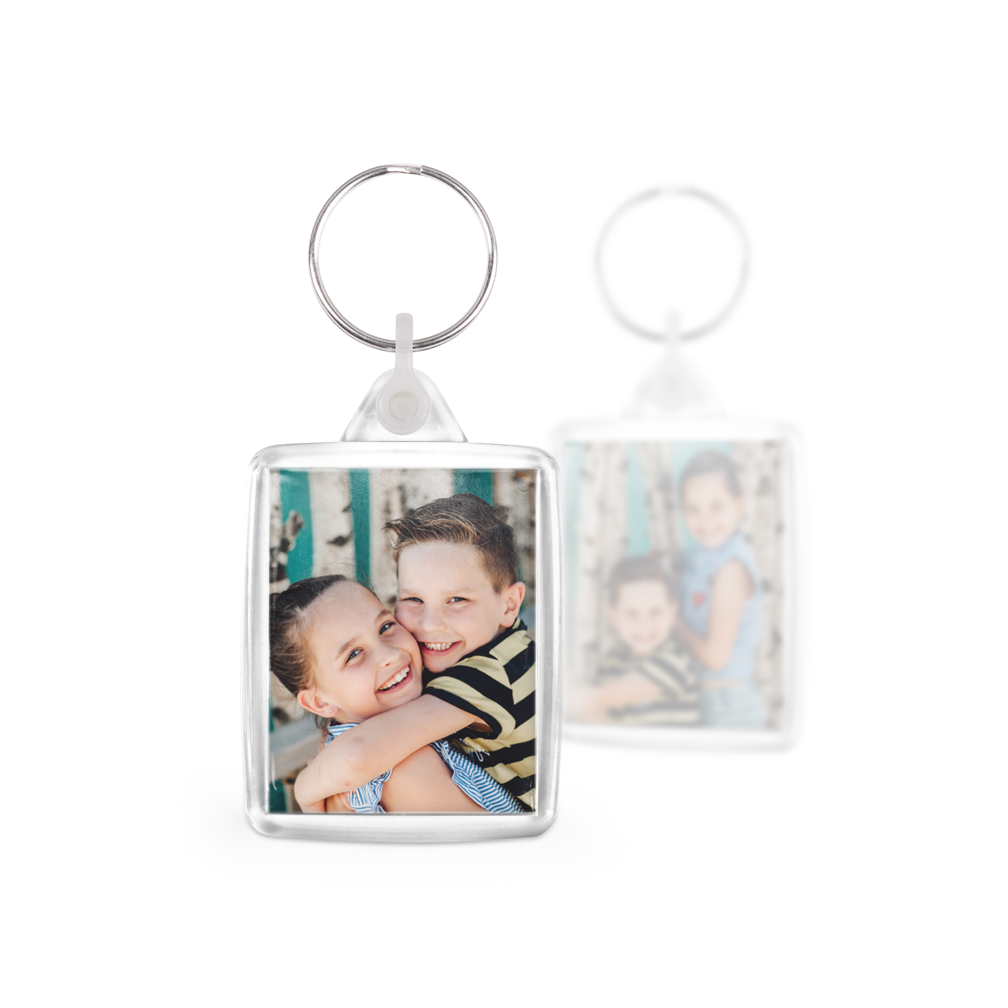 Crie um conjunto personalizado de chaveiros exclusivos com uma foto de duas crianças abraçadas impressa nos dois lados