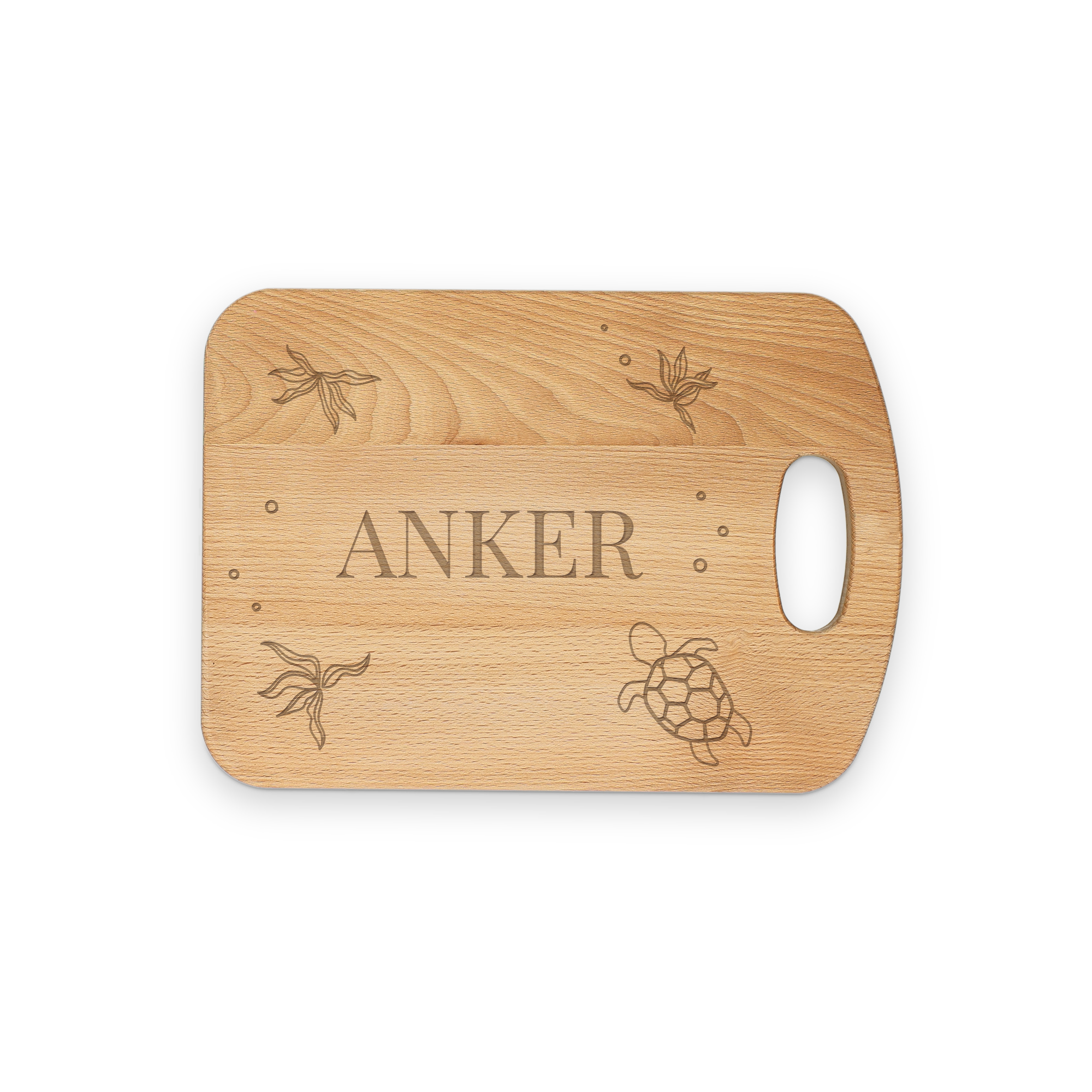 Et indgraveret skærebræt af træ med navnet ANKER og hav-designs som en skildpadde