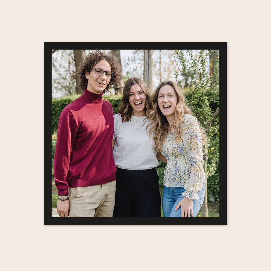 Stampe Fotografiche Stampa di foto personalizzata di tre amici sorridenti su sfondo verde