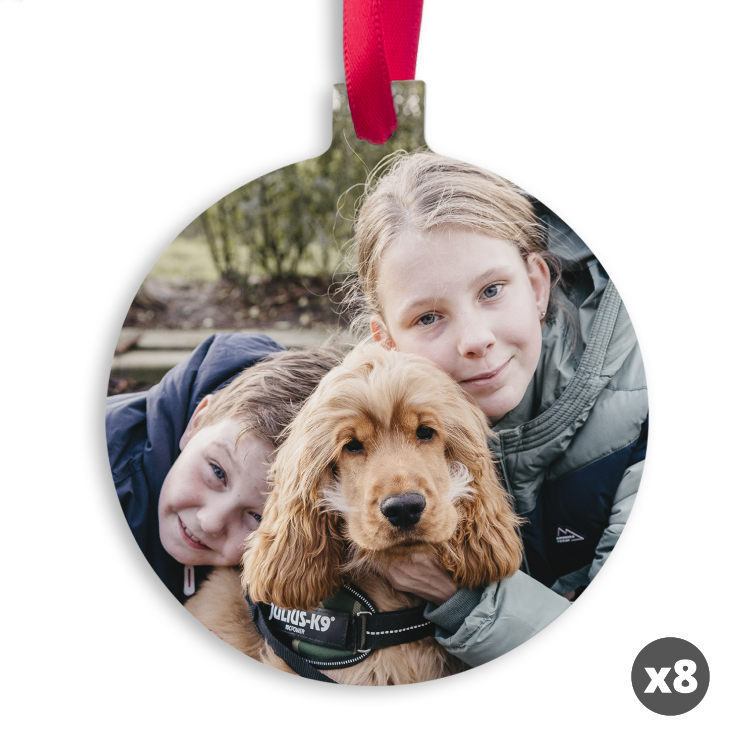 Ronde aluminium kersthanger met eigen foto van kinderen en hond, bedrukt met eigen foto, hangend aan een rood lint.