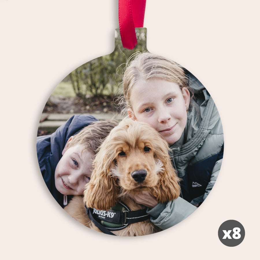 Kersthanger met foto Ronde aluminium kersthanger met eigen foto van kinderen en hond, bedrukt met eigen foto, hangend aan een rood lint.