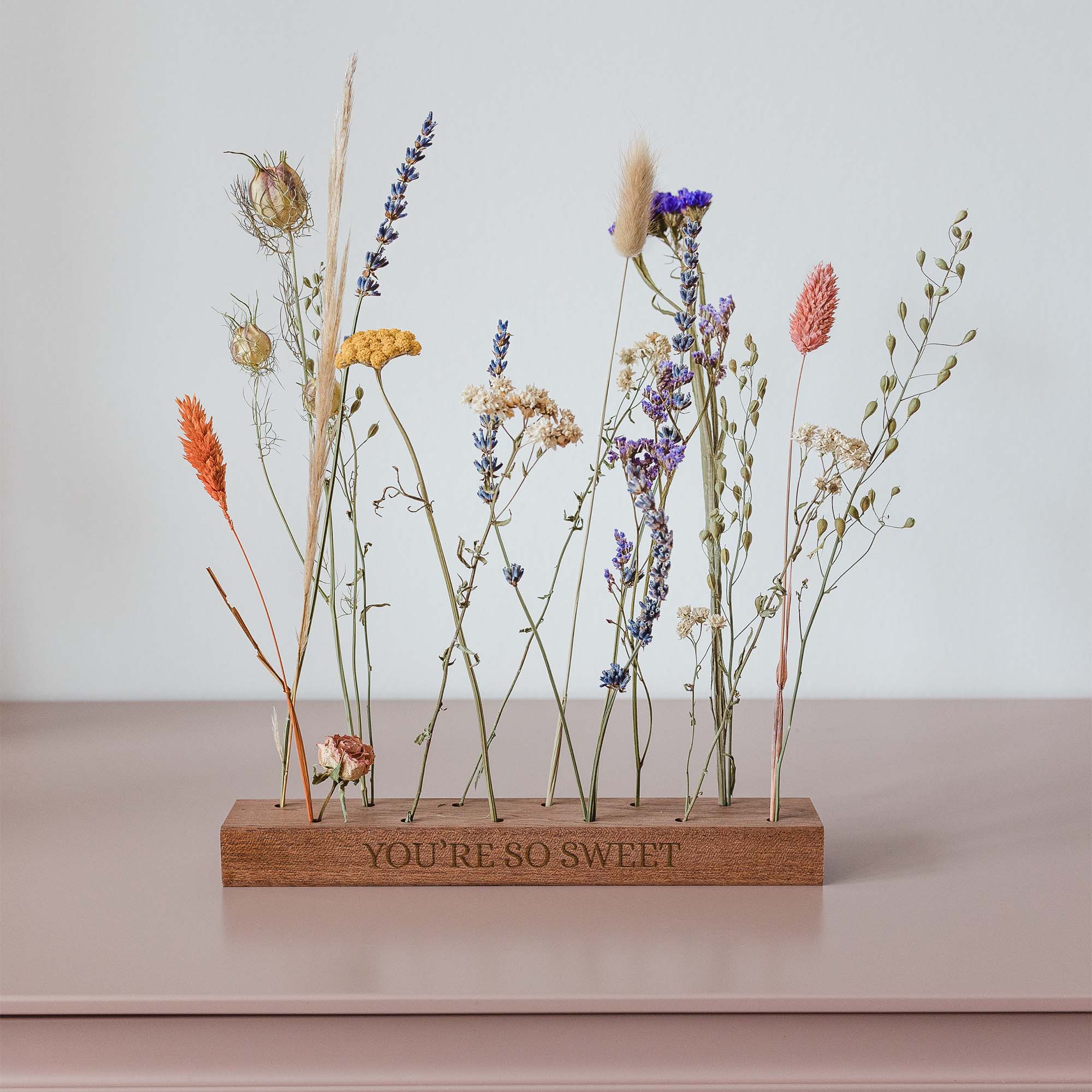 Trockenblumen in Holzleiste mit Gravur  - Onlineshop YourSurprise