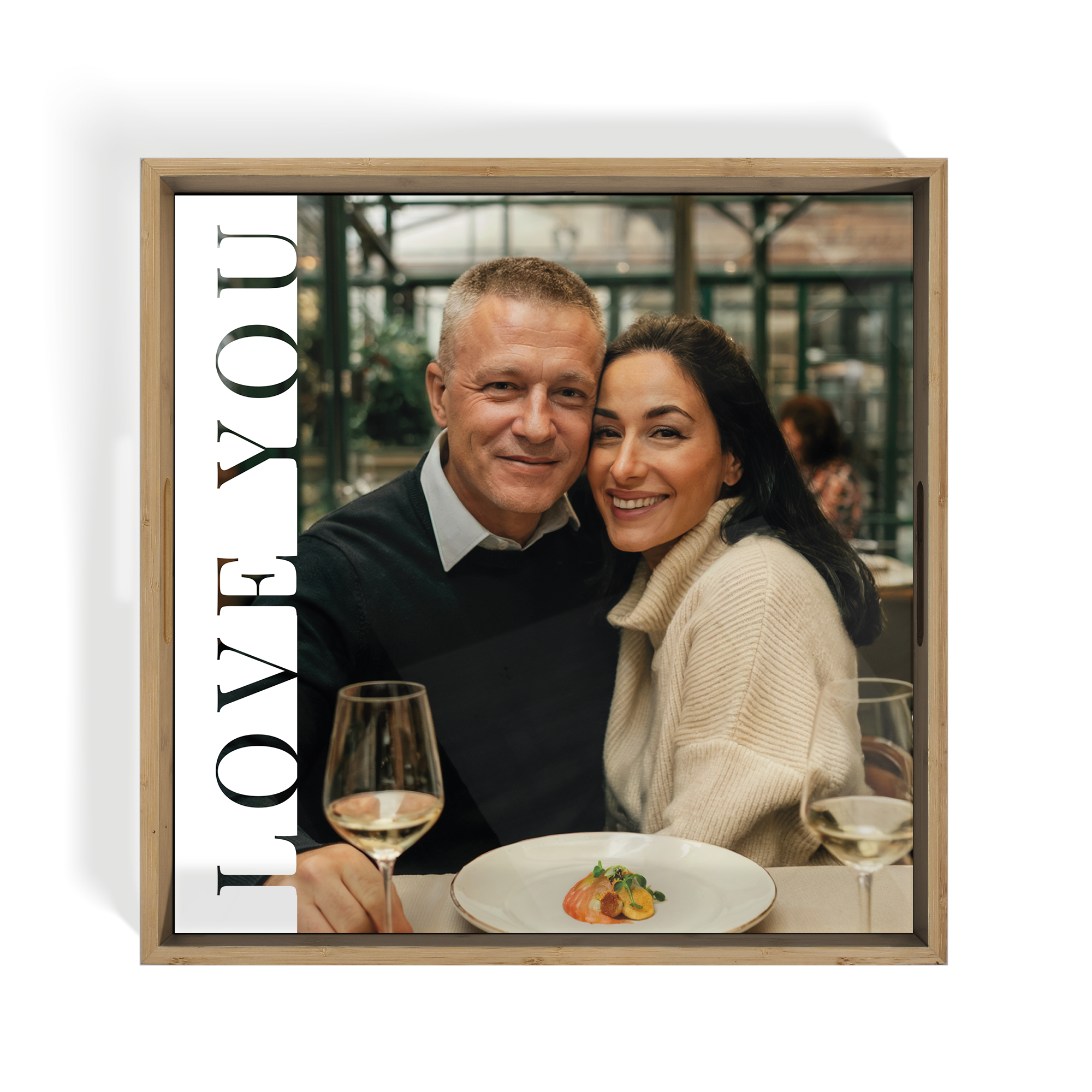 Personlig fotobakke - Firkantet - Træ - 40,5 x 40,5 cm med et par, der spiser middag og teksten LOVE YOU. Bakken kan personaliseres med eget foto og tekst.