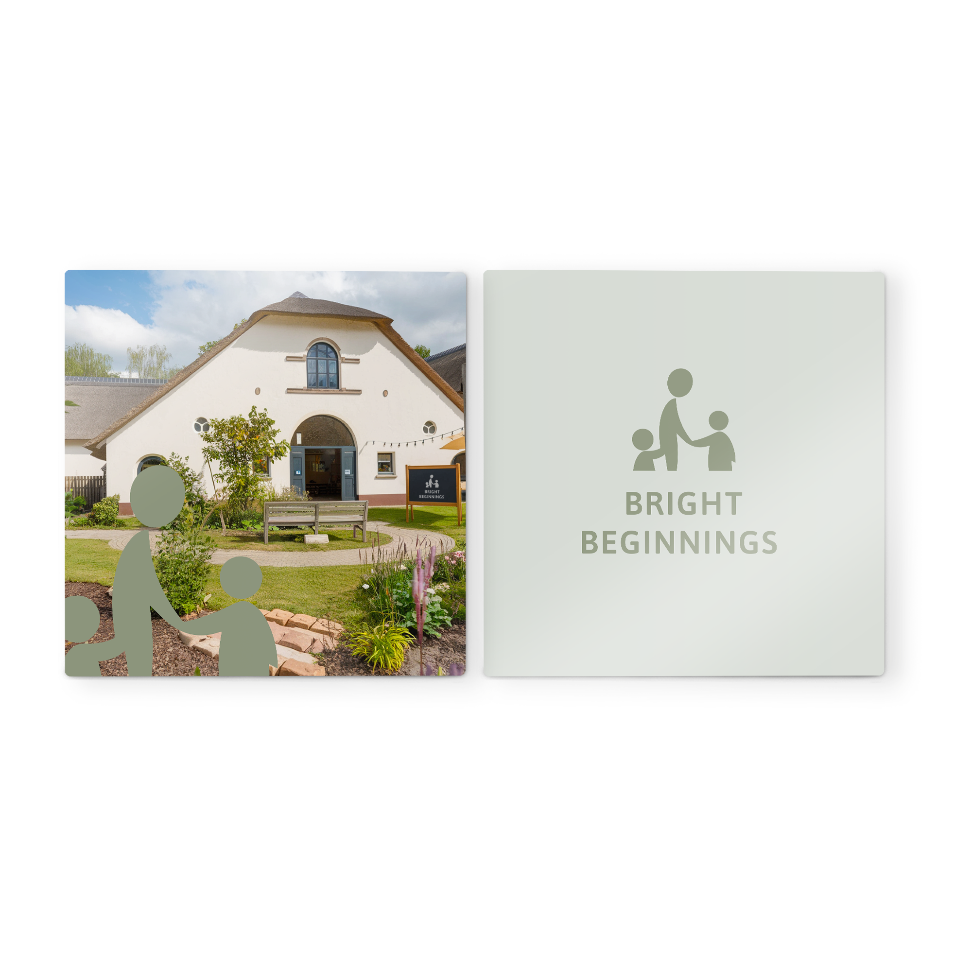 Due pannelli in legno con stampa personalizzata uno con foto di una casa e l'altro con logo Bright Beginnings