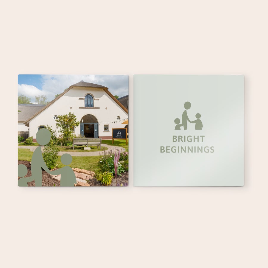 Pannelli Murali Personalizzati Due pannelli in legno con stampa personalizzata uno con foto di una casa e l'altro con logo Bright Beginnings