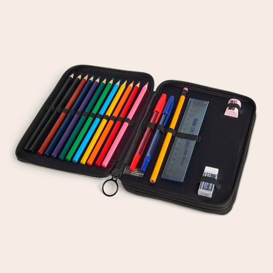Tekenset bedrukken (inclusief tekenspullen) Een geopende bedrukte tekenset met kleurpotloden, pennen, gum, puntenslijper en potlood. Deze vrolijke bedrukte tekenset zorgt voor urenlang tekenplezier en is te personaliseren met tekst of foto.