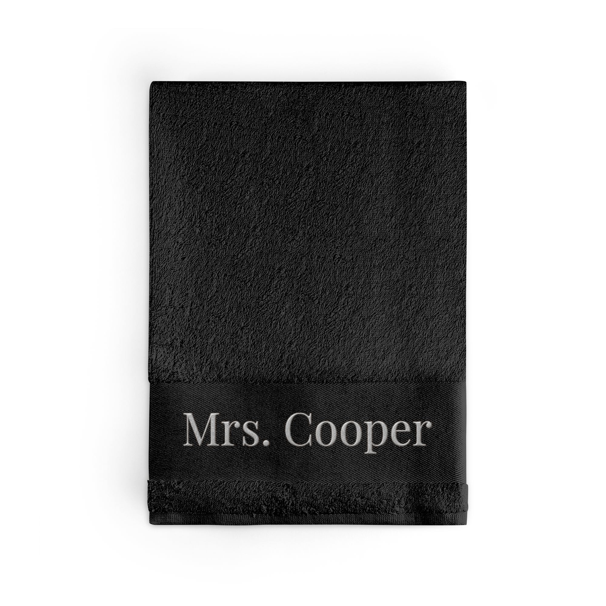 Toalhão de banho preto personalizado, bordado com "Mrs. Cooper" em branco.