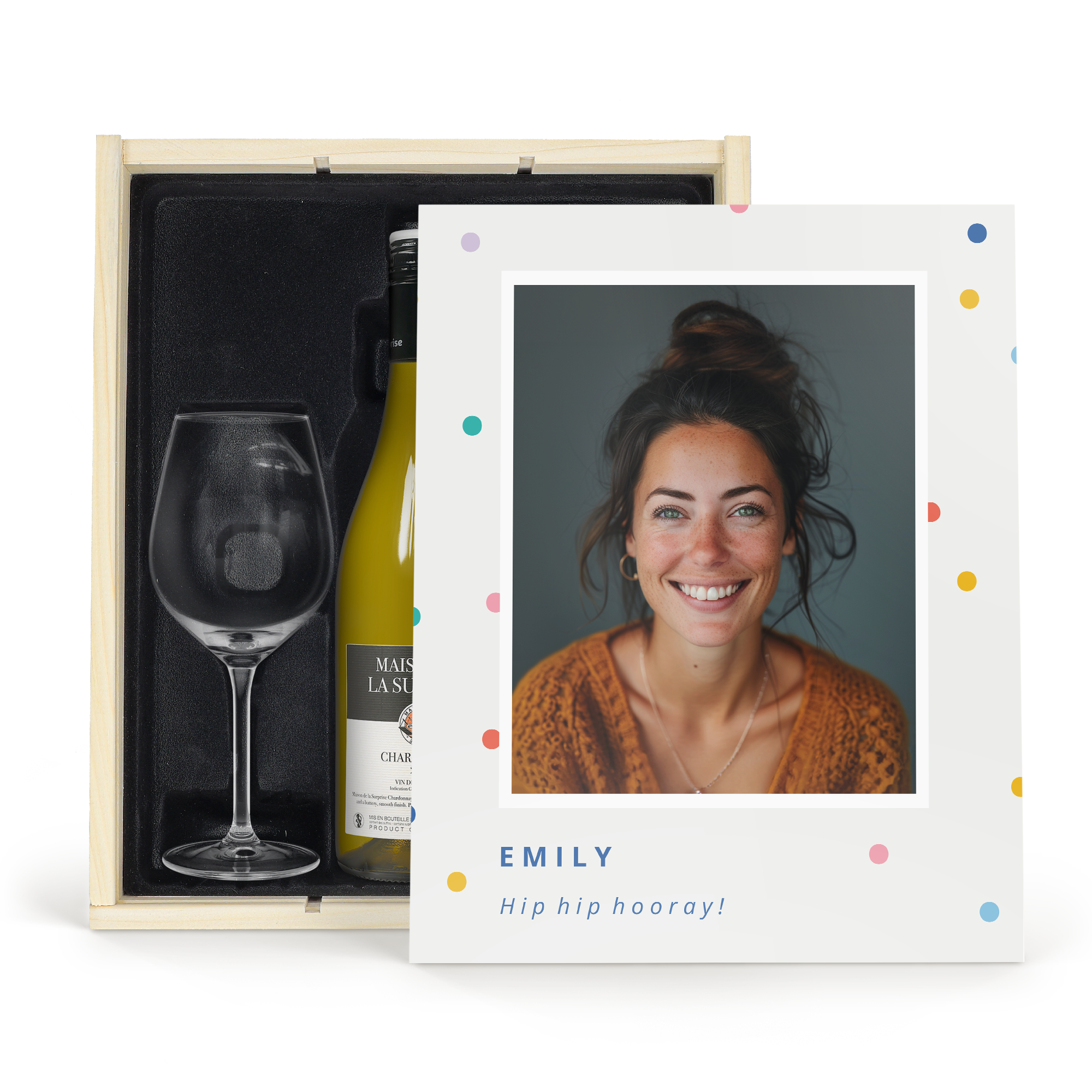 Cofanetto regalo in legno con vino Chardonnay e calice, coperchio stampato con foto, nome Emily e testo Hip hip hooray! per un delizioso set regalo di vino
