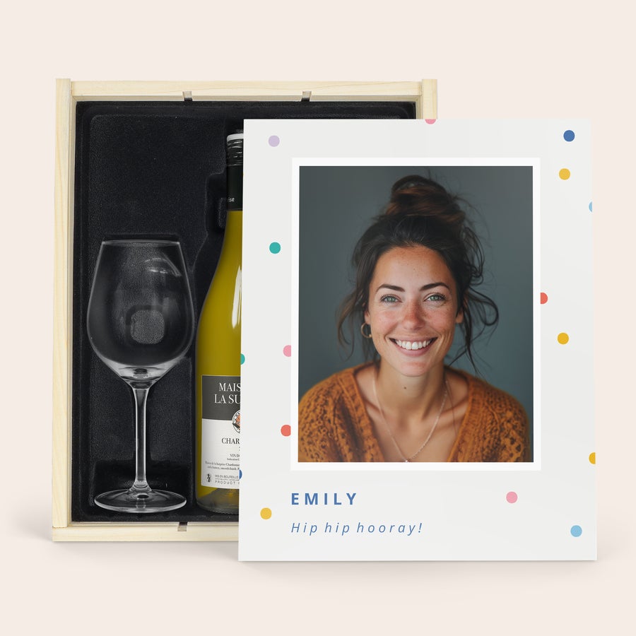 Maison de la Surprise Chardonnay Set cadou de vin cu sticlă Chardonnay și pahar, cutie din lemn imprimată cu fotografia Emily și mesajul Hip hip hooray!