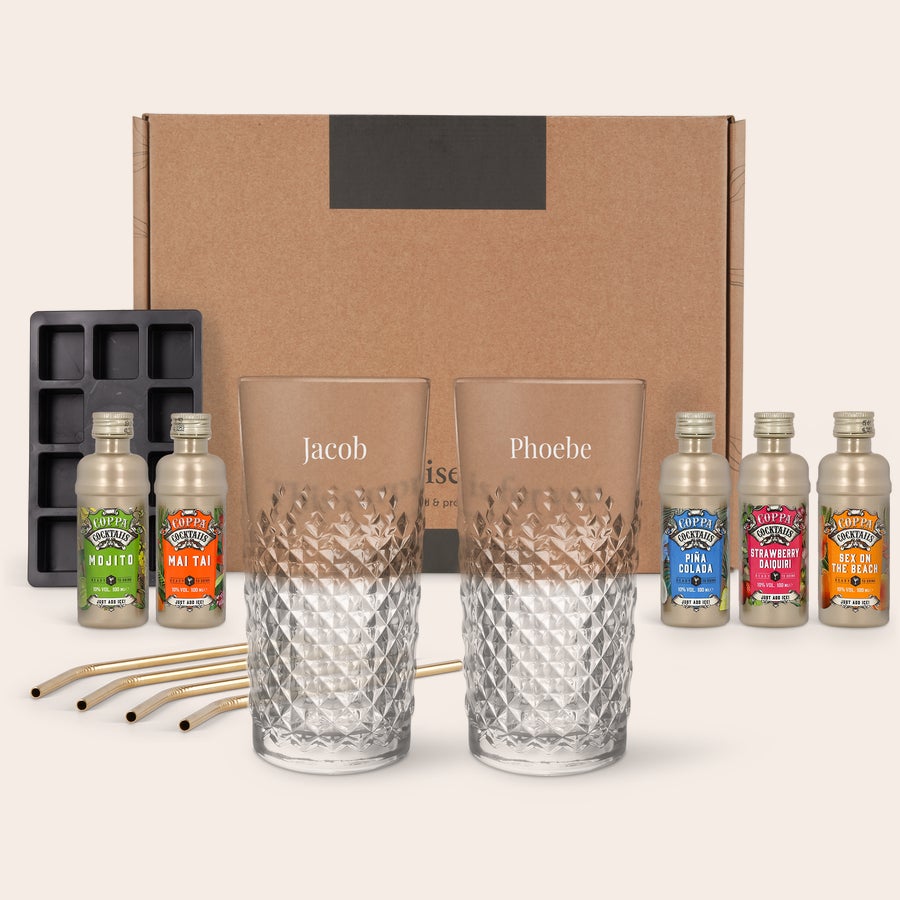 Conjunto de presente para coquetel - Copos gravados Conjunto de coquetéis personalizado com copos gravados Jacob e Phoebe, 5 bebidas e acessórios. Surpreenda seu apreciador de coquetéis favorito com este presente.
