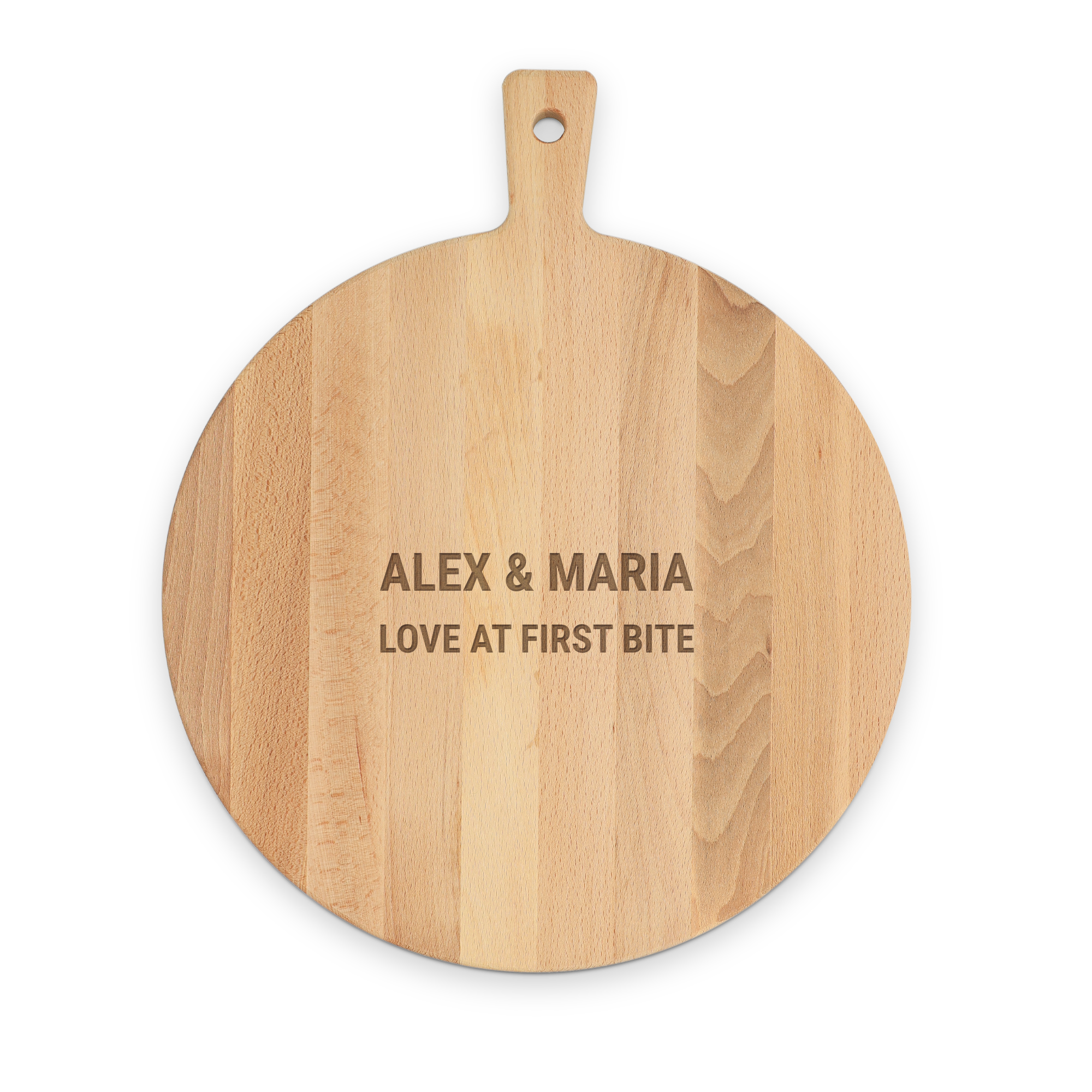 Tagliere rotondo in legno di faggio inciso con i nomi Alex e Maria e la frase Love at first bite. Servi i tuoi snack preferiti su questo elegante vassoio in legno personalizzabile con il tuo nome.