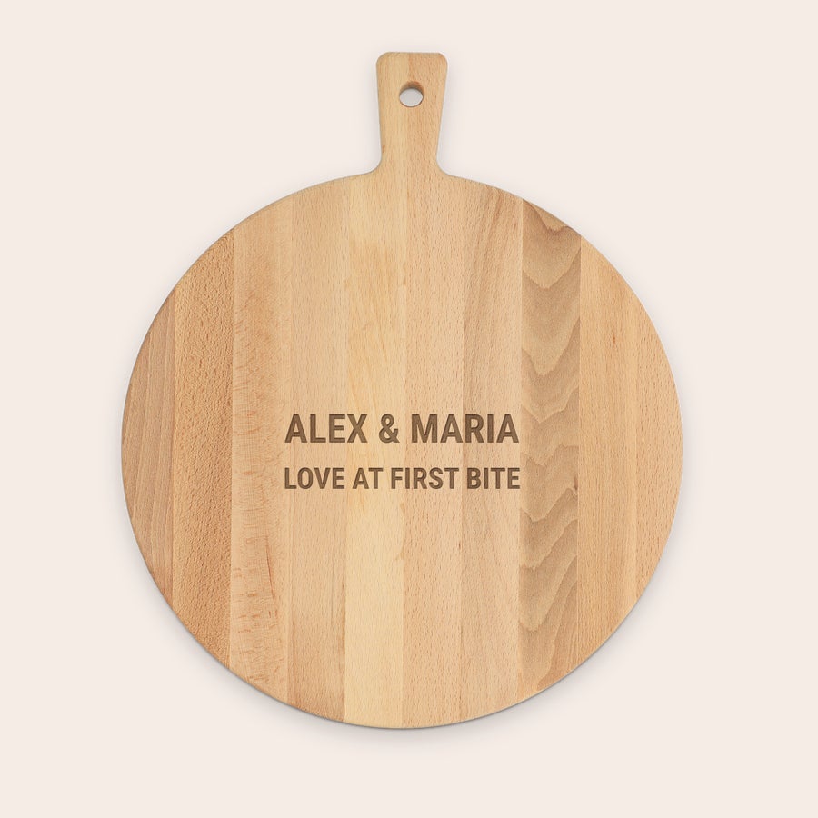 Planches à découper personnalisées Plateau en bois personnalisé avec prénom Alex et Maria, gravé avec le texte Love at first bite