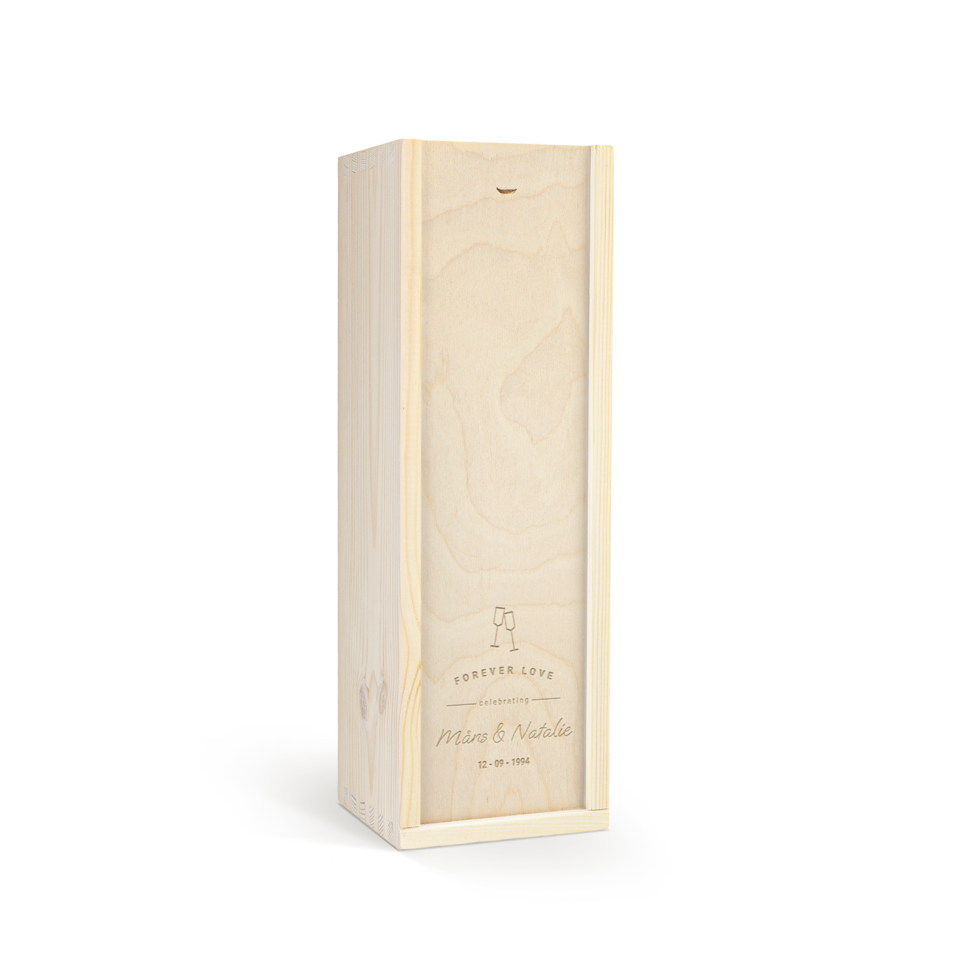 Vinlåda i ljust trä med graverade vinglas, texten "Forever Love celebrating Måns & Natalie 12-09-1994". Ge bort en flaska i en låda med graverat lock.