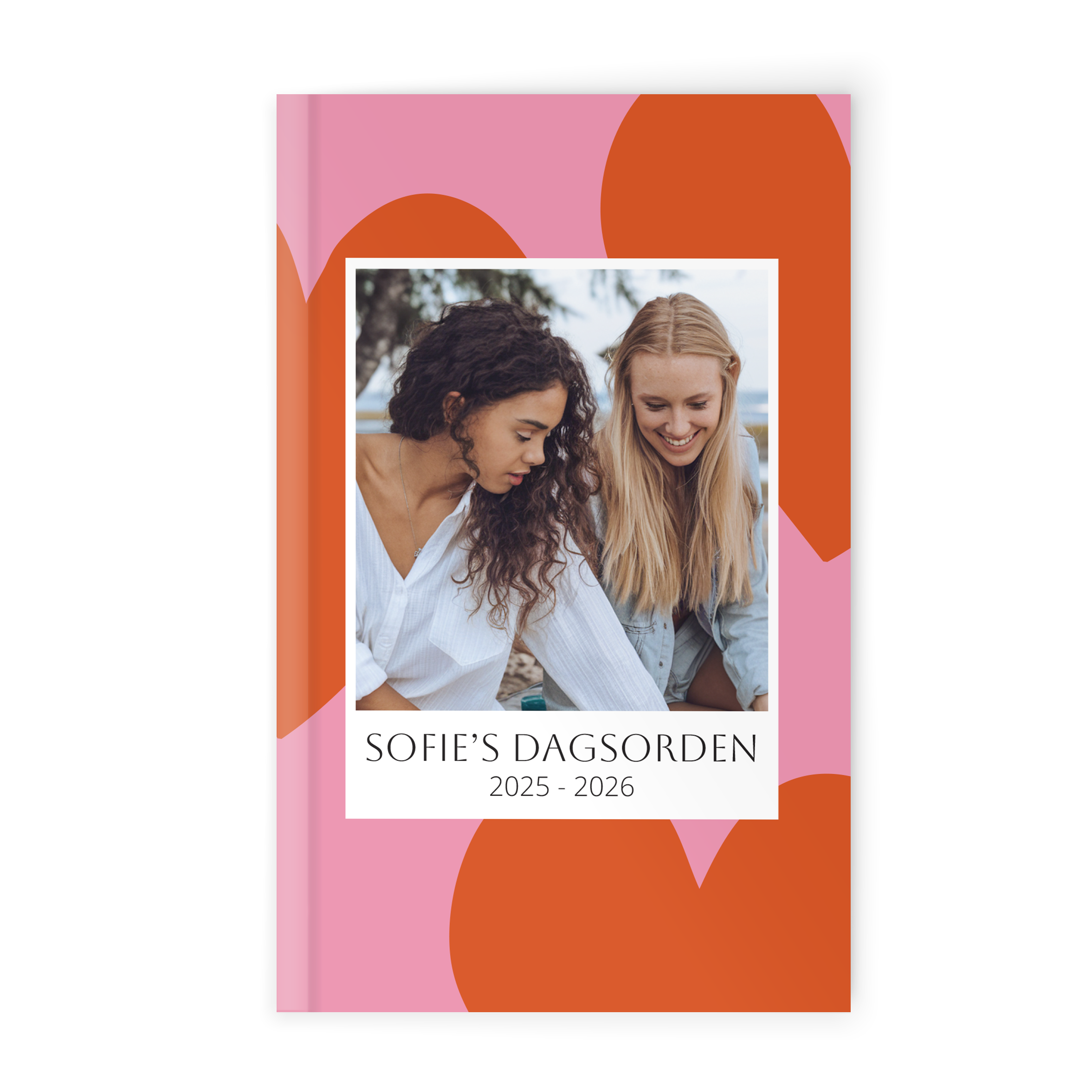 Personlig skolekalender med et stort foto af to veninder, trykt med teksten "SOFIE'S DAGSORDEN 2025-2026"