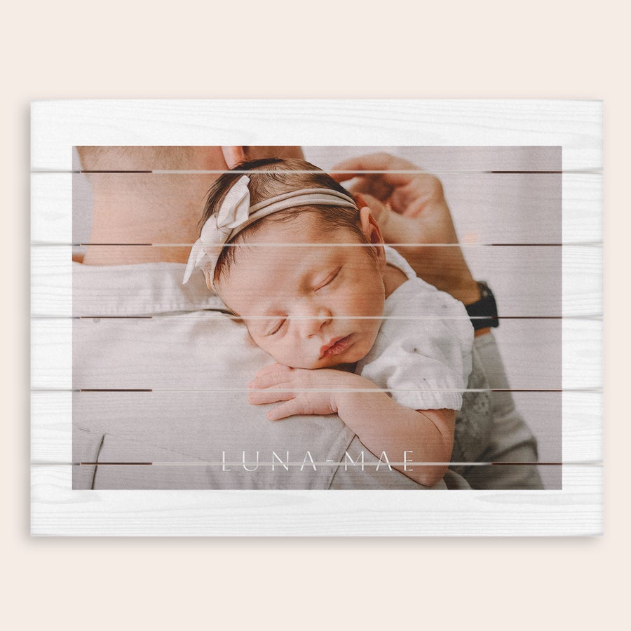 Foto på træ Fotoprint på træplanker med et personligt billede af et spædbarn og navnet LUNA MAE trykt på.
