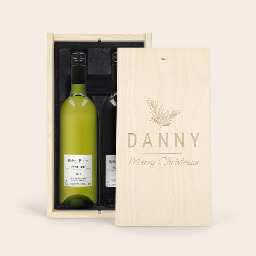 Belvy Luxus Belvy borkészlet gravírozott fa tokban két borosüveggel, fenyőágakkal és "Danny Merry Christmas" felirattal