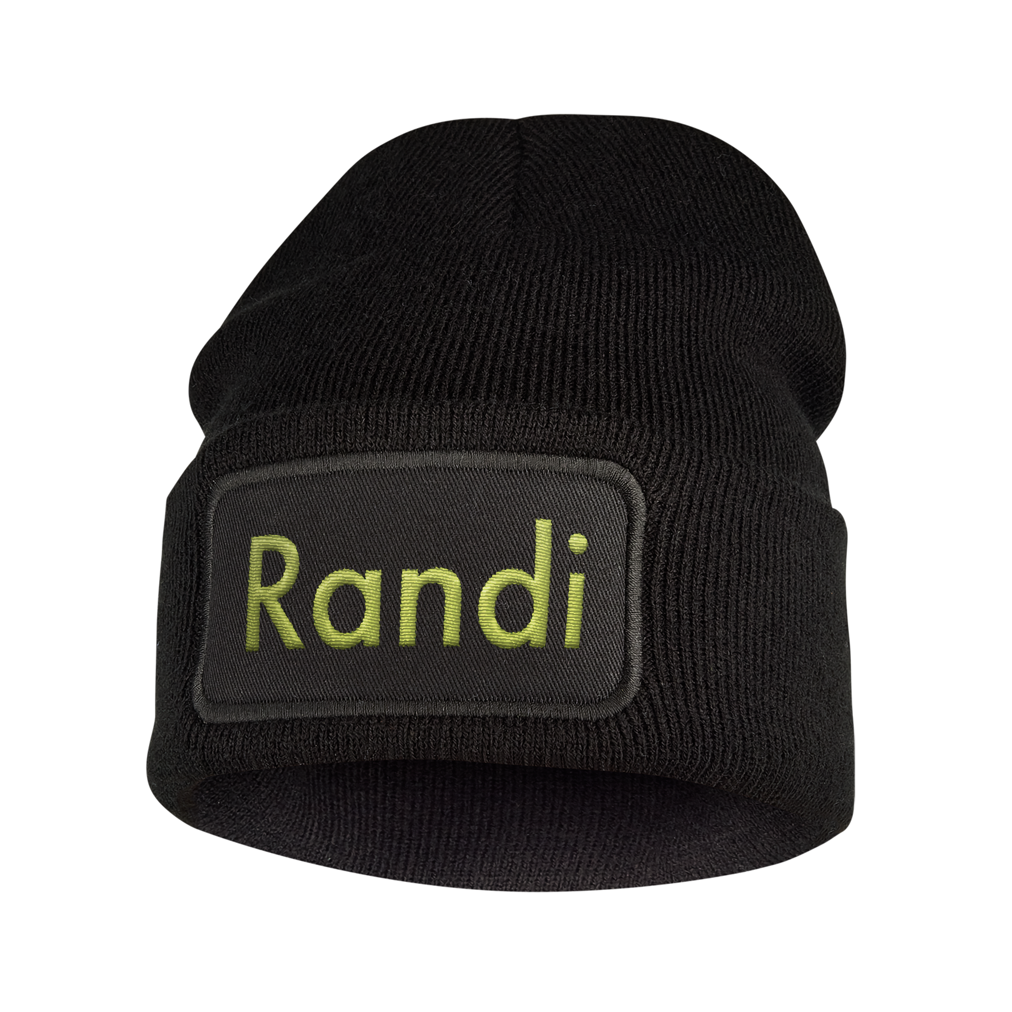 Svart strikket lue med grønt brodert navn "Randi" på en grå lapp, som holder ørene varme.