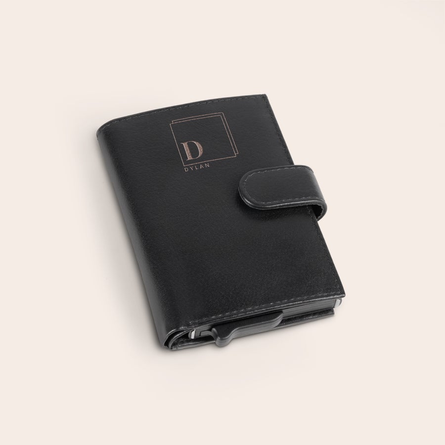 Titular de carte de vizită personalizat Suport negru din piele pentru carduri bancare, gravat cu inițiala D și numele Dylan, personalizabil cu propriul text.