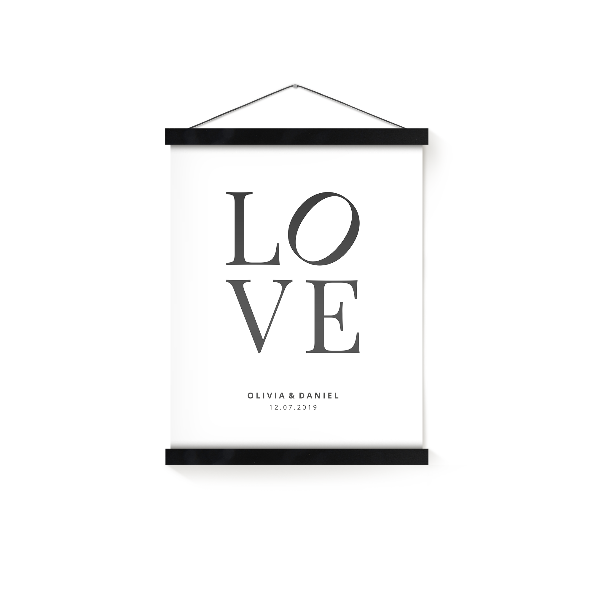 Poster da parete personalizzato con design "LOVE" e testo "OLIVIA & DANIEL 12.07.2019" stampato con una foto