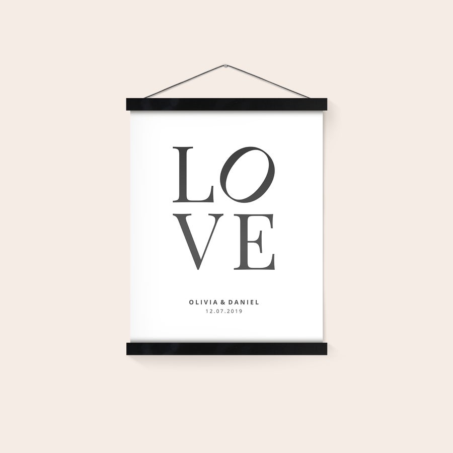 Póster personalizado con colgador Póster personalizado impreso con "LOVE", nombres Olivia y Daniel, fecha 12.07.2019, y un práctico colgador magnético.