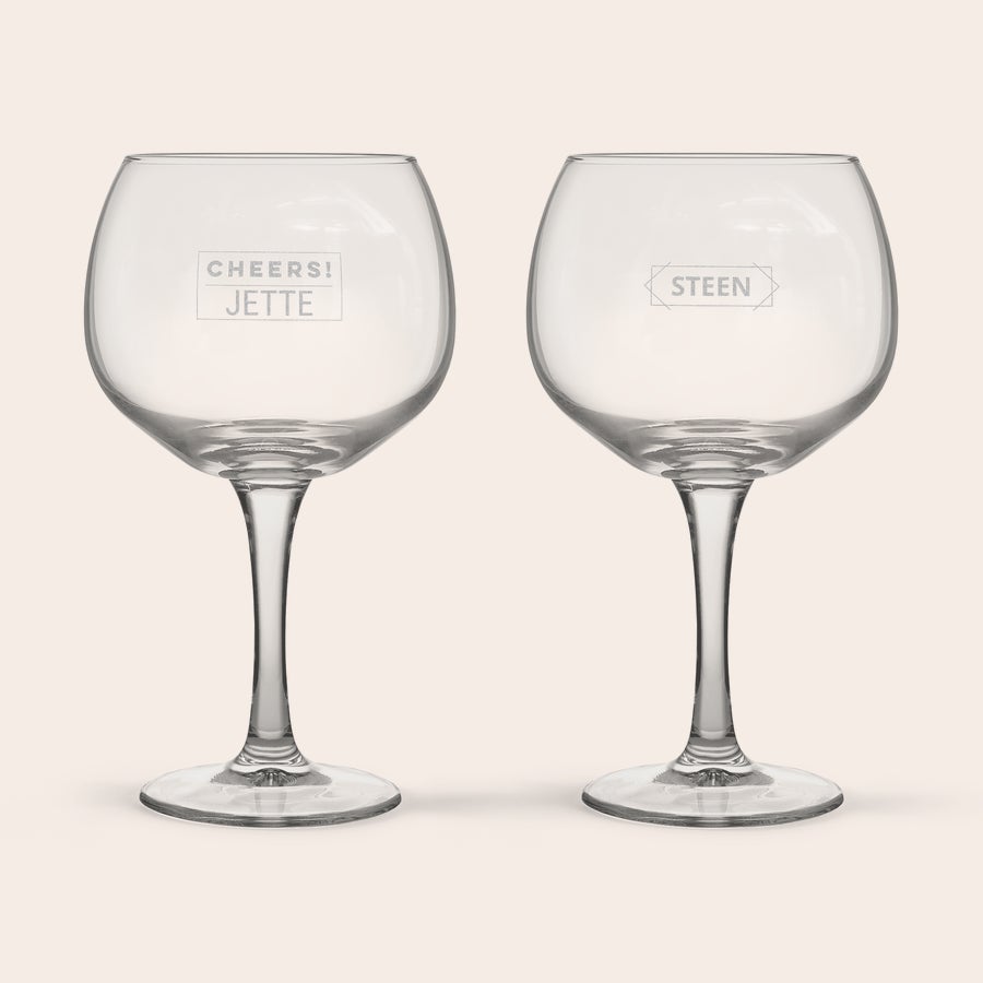 Ginglas med indgravering Gin glas med indgravering, "Cheers! Jette" indgraveret på det ene glas, "Steen" indgraveret på det andet glas