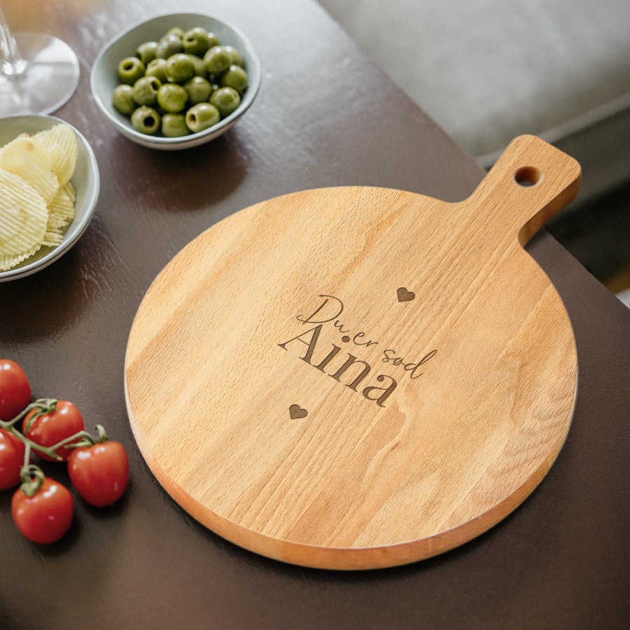 Personligt Tapasbræt - Rundt Rundt serveringsfad af træ med indgraveret teksten "Du er sød Aina" og hjerter, til snacks.