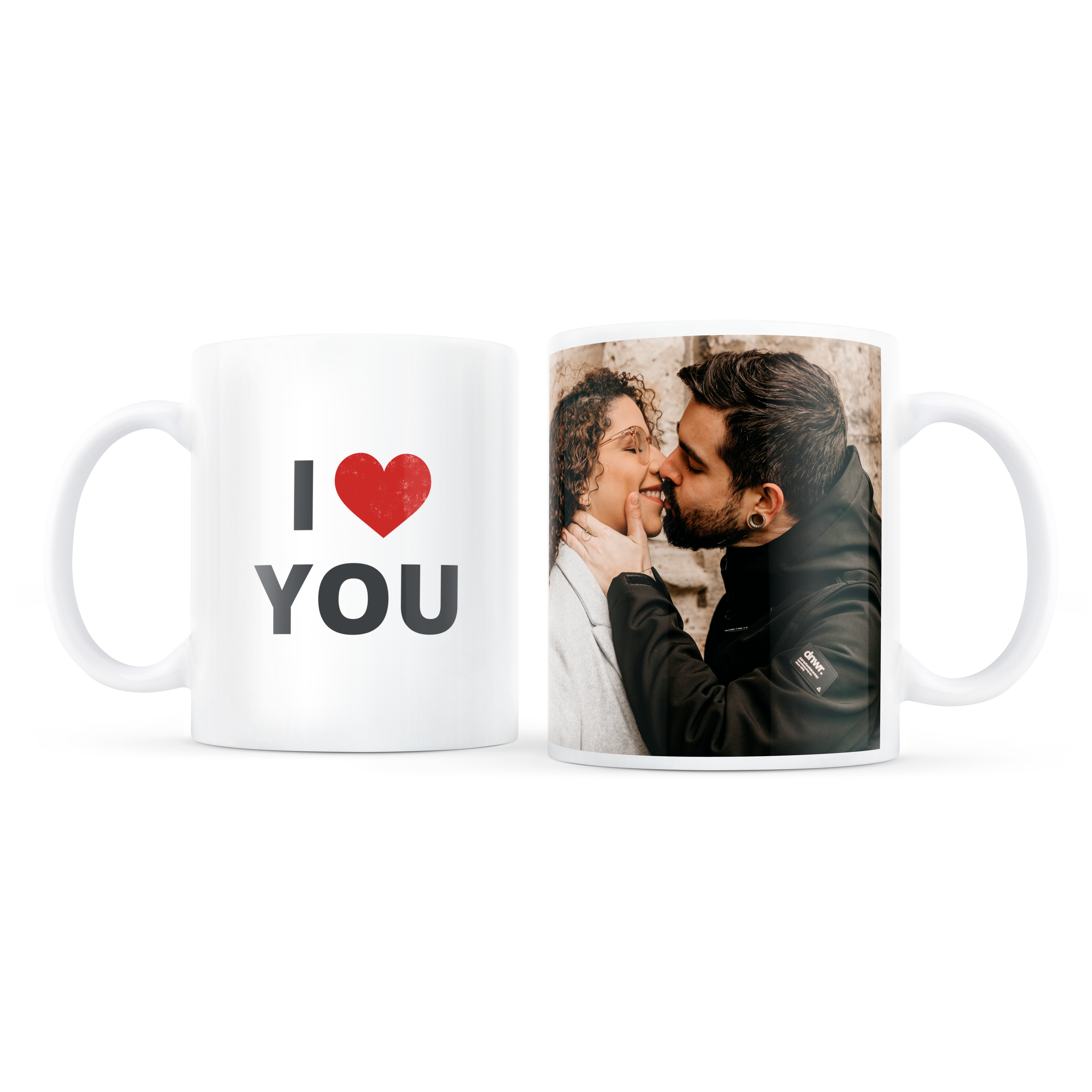 Súprava personalizovaných hrnčekov. Láska je vo vzduchu s touto zábavnou súpravou hrnčekov, jeden s nápisom I love YOU, druhý s vytlačenou fotkou páru.