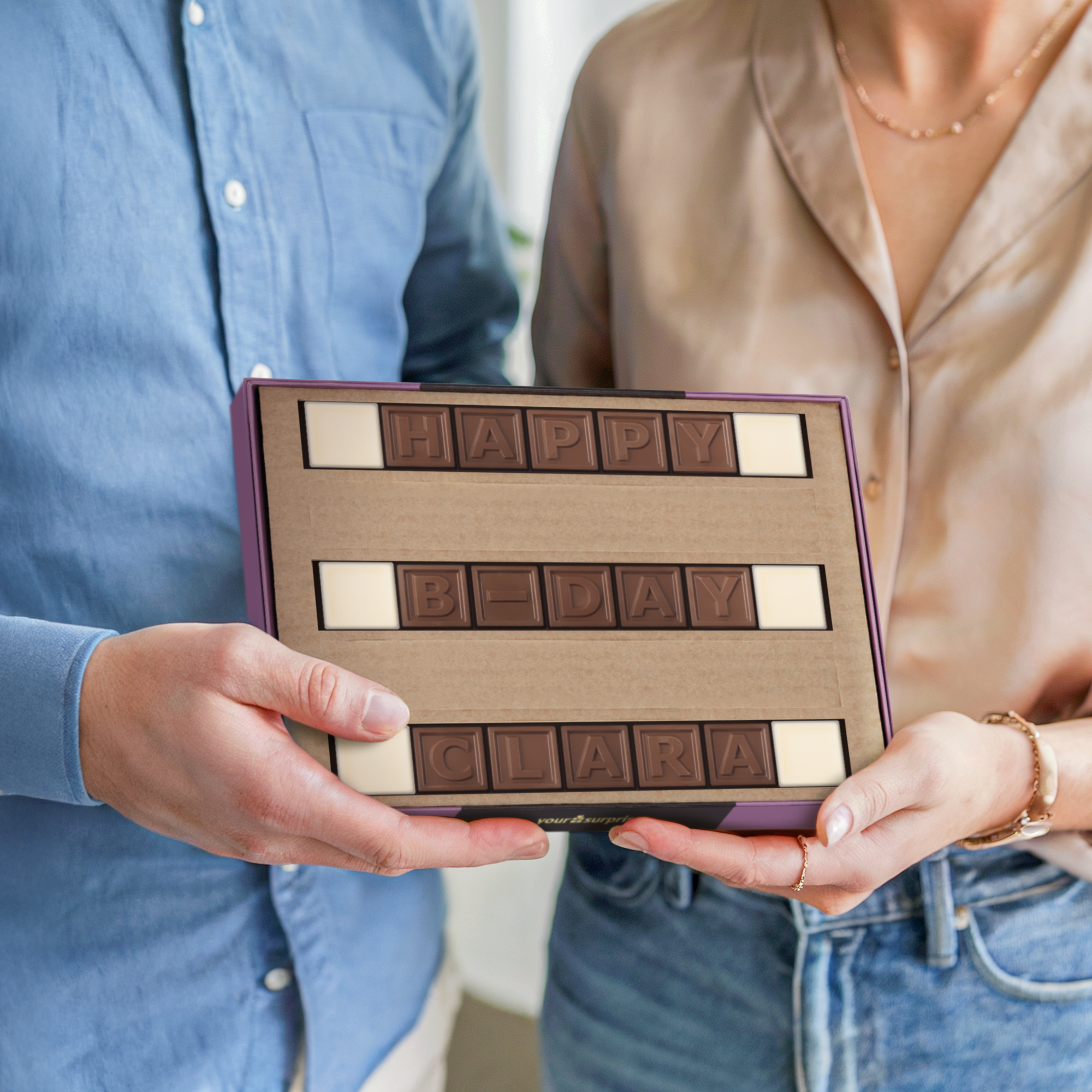 Chocotelegram® personnalisé "HAPPY B-DAY CLARA" en chocolat au lait, présenté dans un coffret violet.